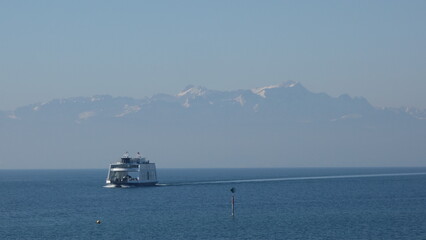 Bodenseefähre vor den Schweizer Alpen