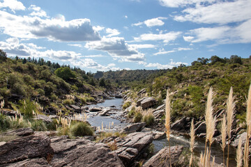 Gran paisaje natural de río pedregoso