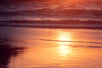 Sonnenuntergang, Surfer Silhouette am Kare Kare Strand in Neuseeland