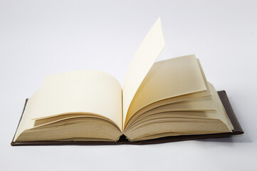 Livro aberto com folhas sem nada escrito