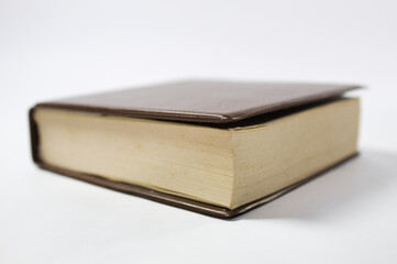 Livro fechado com folhas sem nada escrito