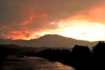 朝焼けの最上川