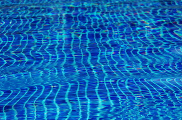 ターコイズブルーのタイルが印象的なスイミングプールの水面のゆらぎ