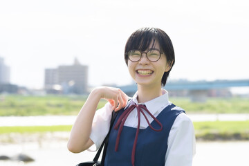 笑顔で通学する女子高生