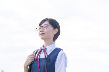 笑顔で通学する女子高生