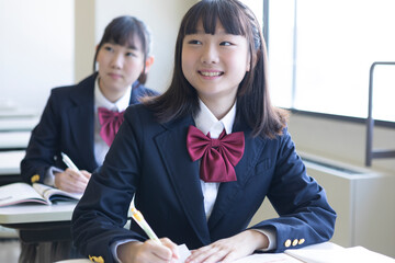 勉強する女子高生