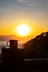 Tomando café e observando o Sol nascer