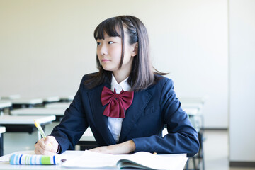 勉強する女子高生