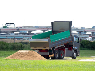 ダンプで運んだ砂