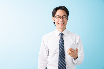 スマホを見るミドル男性　ビジネス