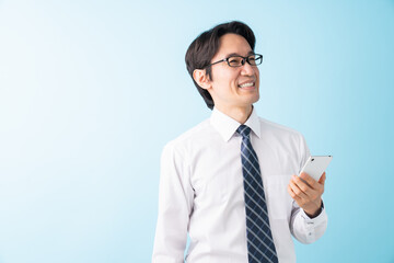 スマホを見るミドル男性　ビジネス