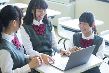 勉強する女子高生