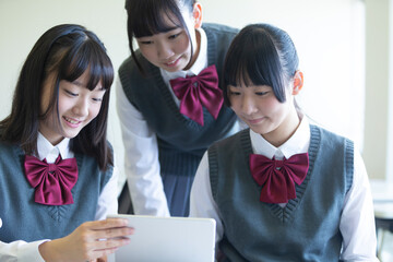 勉強する女子高生