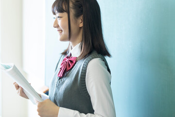 ノートを読む女子高生
