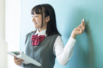 黒板に書く女子高生