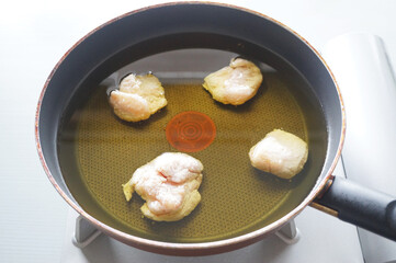 唐揚げを揚げる