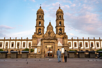 Fototapeta na wymiar Las personas van a la Basílica de Zapopan Jalisco en horas de la mañana. 