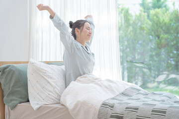 朝に起床する若いアジア人女性　ポートレート