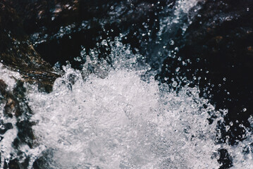 山を流れる川と水