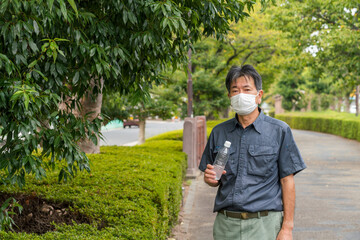 マスクをして散歩をする中年男性