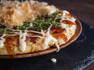 お好み焼きクローズアップ。日本の大阪でよく食べられてるマヨネーズとソースがかかった粉もの料理。