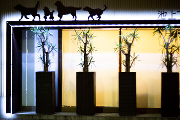 夜の街中に通りかかったお洒落で素敵な動物シルエットの看板