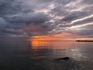 Obraz premium Beautiful sunset sky and dark clouds over the ocean background