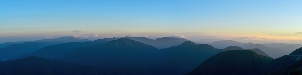 伊吹山から見た朝日を浴びて輝く山並みのパノラマ情景＠滋賀
