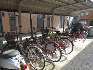 アパートの自転車置き場（屋根のみ、スタンド・ラックなし）/Bicycle parking of Japanese apartment