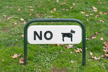 Banner sign it is forbidden to walk dogs in the park