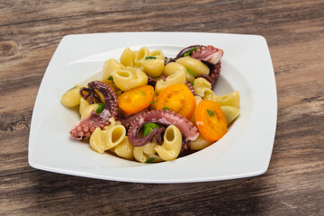 Pasta with octopus and yellow tomatoes