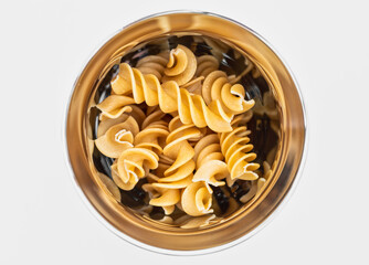 Nudeln in einer runden Metallschale