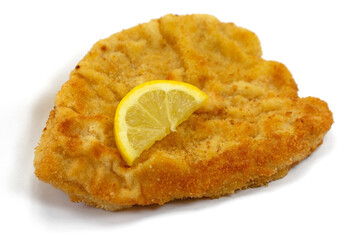 Wiener Schnitzel aus paniertem Kalbfleisch, isoliert