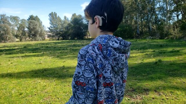 Ni&ntilde;o caminando por la pradera