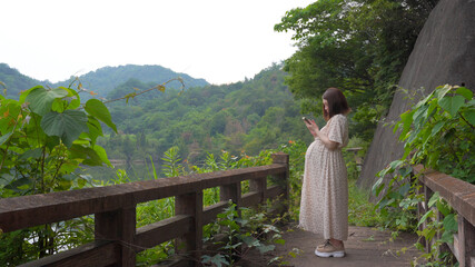 スマホを操作しているマタニティの女性