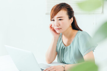 PCを使うビジネスウーマン
