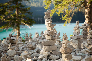 Lago di Braies e omino di roccia e pietre lungo il sentiero intorno al lago di montagna- Dolomiti