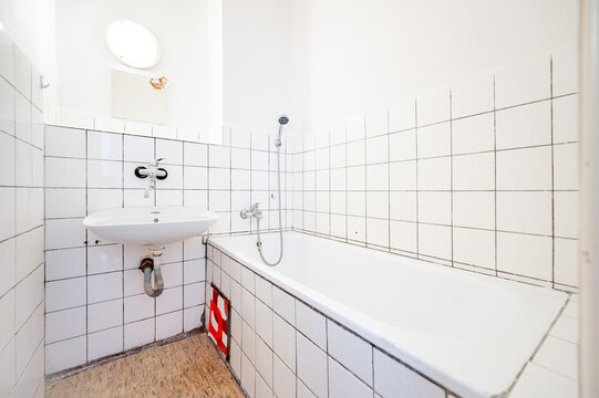 An old bathroom restroom in an appartment.
