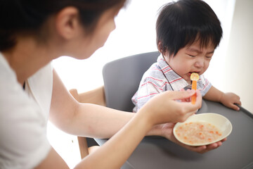 離乳食を嫌がる赤ちゃん