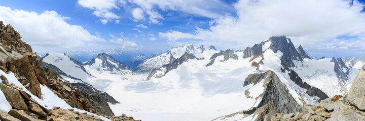 Blick vom Oberaarhorn über Studergletscher, Wasenhorn, Finsteraarrothorn, Finsteraarhorn, Studerhorn, Altmann, Kanton Wallis