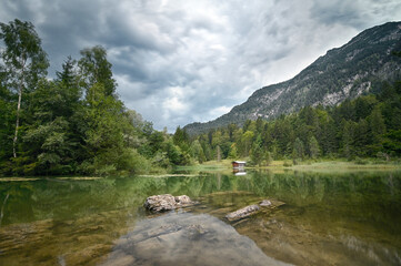 Fototapeta na wymiar Bergsee mit grünem Wasser