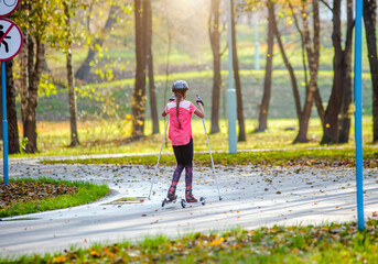 Fototapeta premium girl on skier rides on the track 