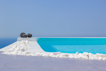 Obraz na płótnie Canvas Luxurious swimming pool in Santorini Greece