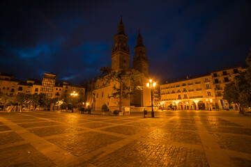 Fototapeta na wymiar amanecer sobre la catedral de logroño La Rioja 