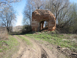 An old ruined temple. Built in 1779 by the diligence of Prince I. M. Vadbolsky. The Church had a St. Nicholas chapel and a throne in honor of the Kazan icon of the mother of God. Destroyed in 1941 by 