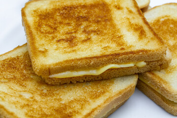 plusieurs croque-monsieur dans une assiette