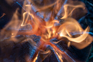 Flammeninferno aus Mitte von brennendem Holz 