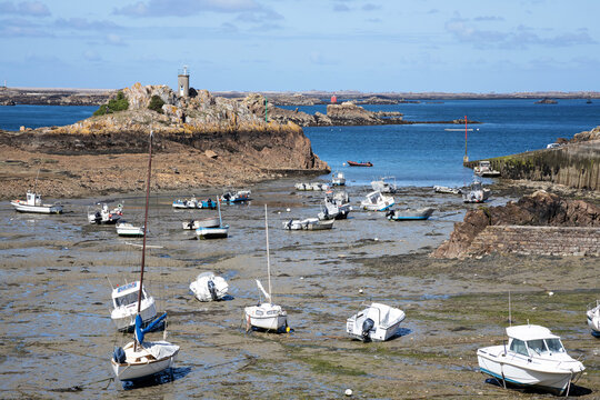 The port of Loguivy from the sea at low tide