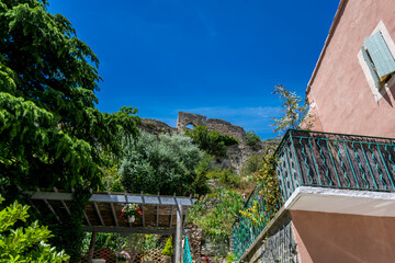 Saint-Saturnin-lès-Apt, village médiéval perché du Luberon en Provence-Alpes-Côte-d'Azur.	
