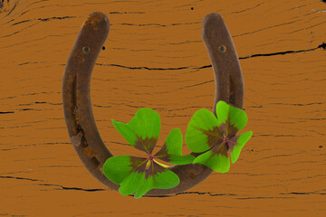 Trèfles à quatre feuilles sur fer à cheval porte-bonheur 